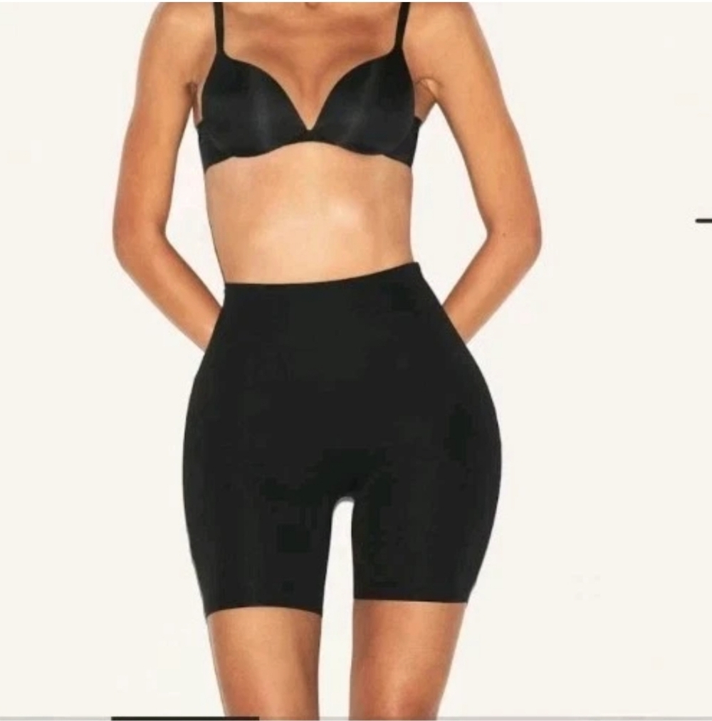 Skims Body Hip Enhancing Padded Mid Thigh Short Small